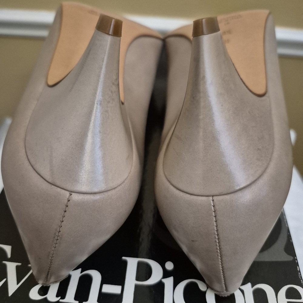 Evan Picone Two Tone Taupe And White Leather Pumps Size 8.5 - Picture 13 of 14